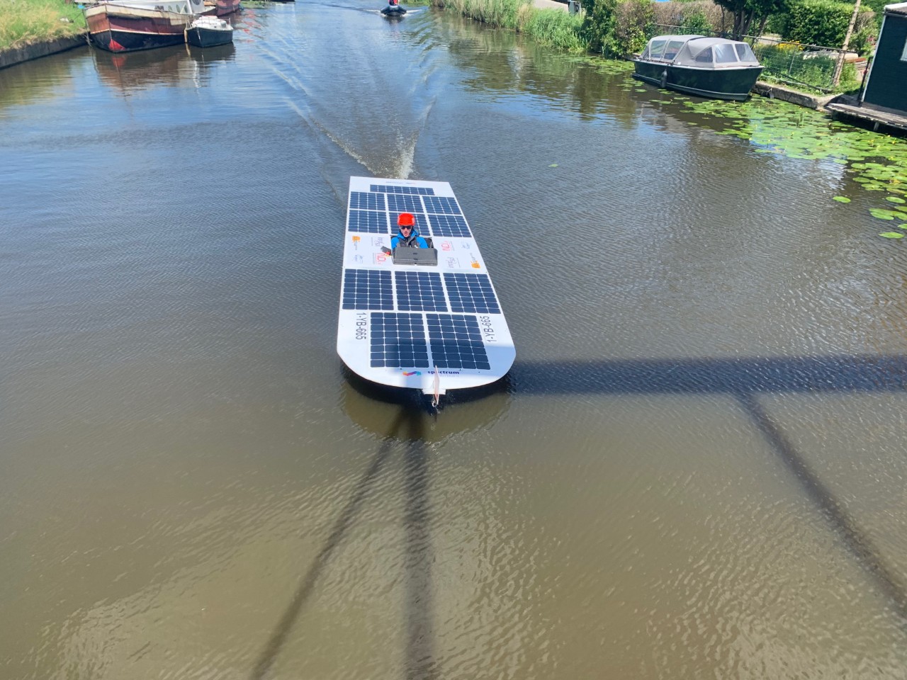 Varend in de omgeving van Purmerend tijdens de Solar Sport One